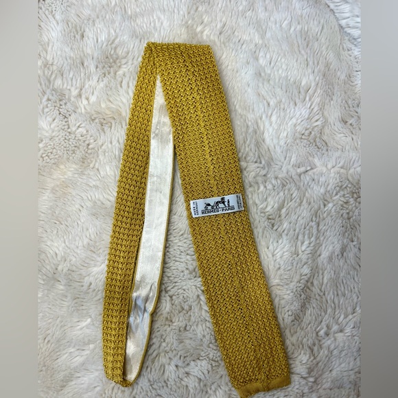 Men’s Hermes Gold Knit Tricot Silk Tie - Picture 2 of 6